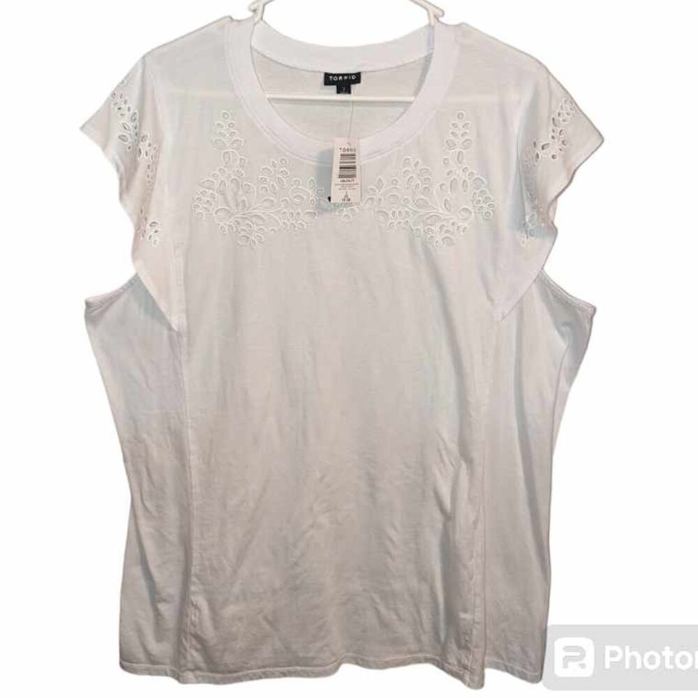 TORRID women's sleeveless white top size 2  18-20 decorative eyelets w-149